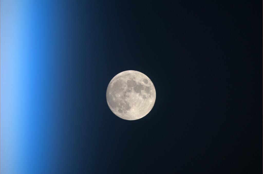 Valentine's Day Full Moon Rises Friday for Snowy Sweethearts